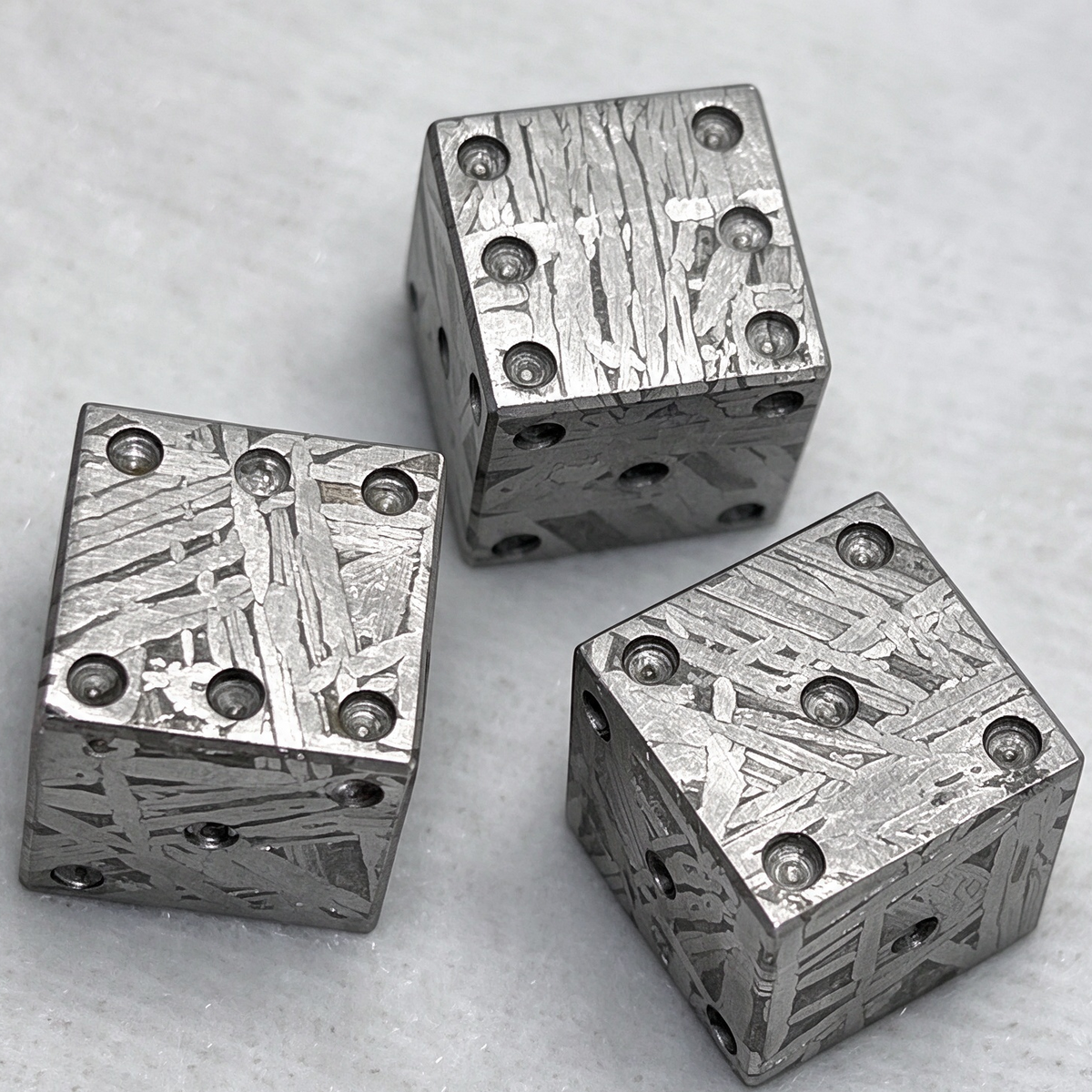 1pcs Muonionalusta Meteorite Dice, Hand-Carved, Etched, Widmanstatten Pattern (15mm)