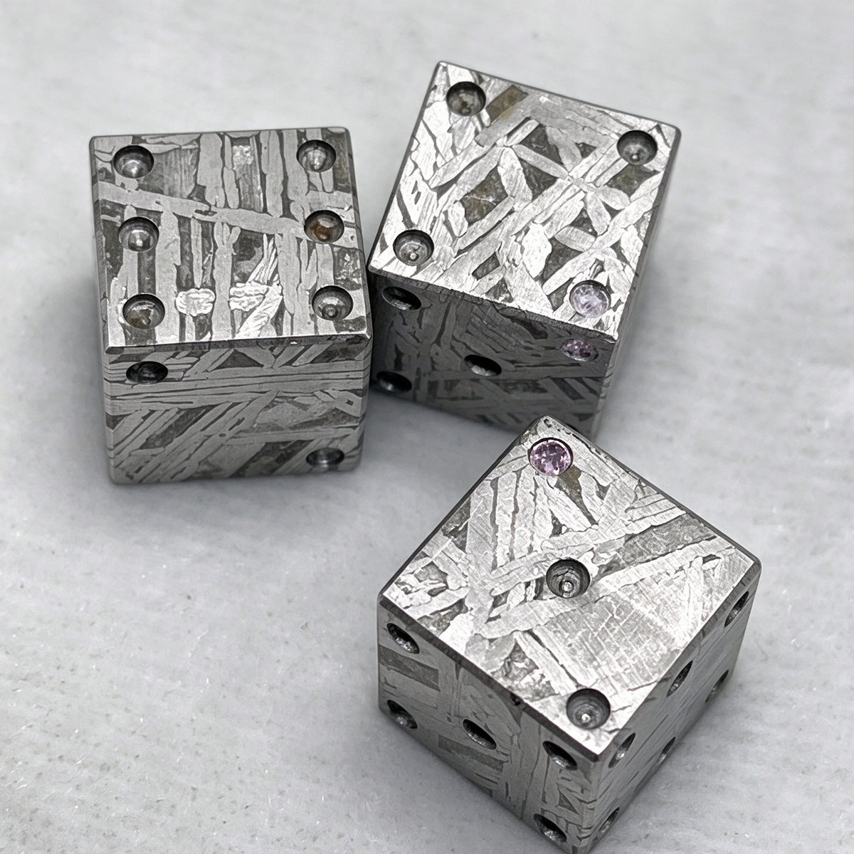 1pcs Muonionalusta Meteorite Dice, Hand-Carved, Etched, Widmanstatten Pattern (15mm)