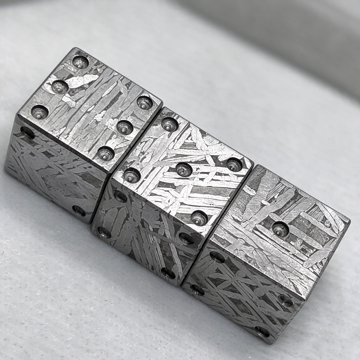 1pcs Muonionalusta Meteorite Dice, Hand-Carved, Etched, Widmanstatten Pattern (15mm)